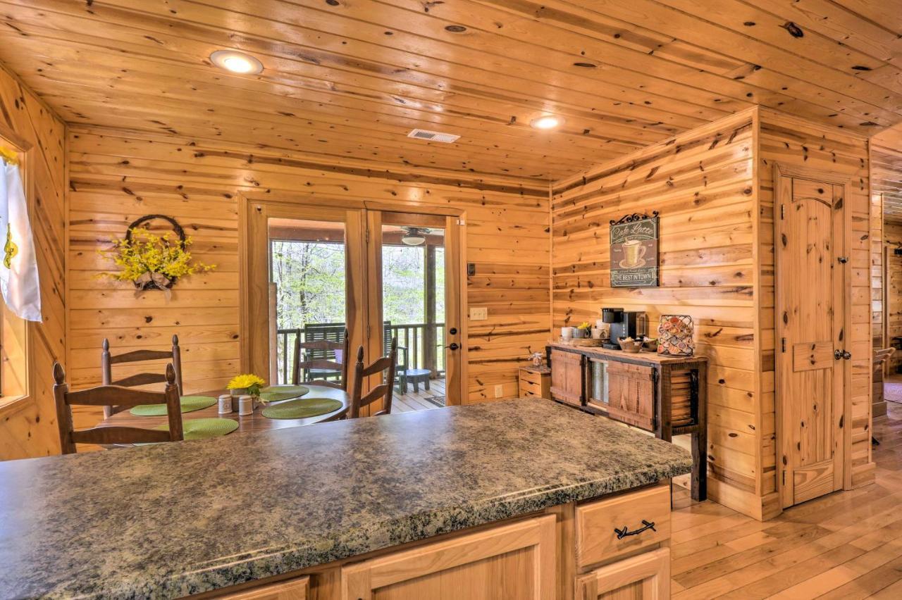 Cozy Hiawassee Cabin With Fire Pit And Mtn Views! 外观 照片